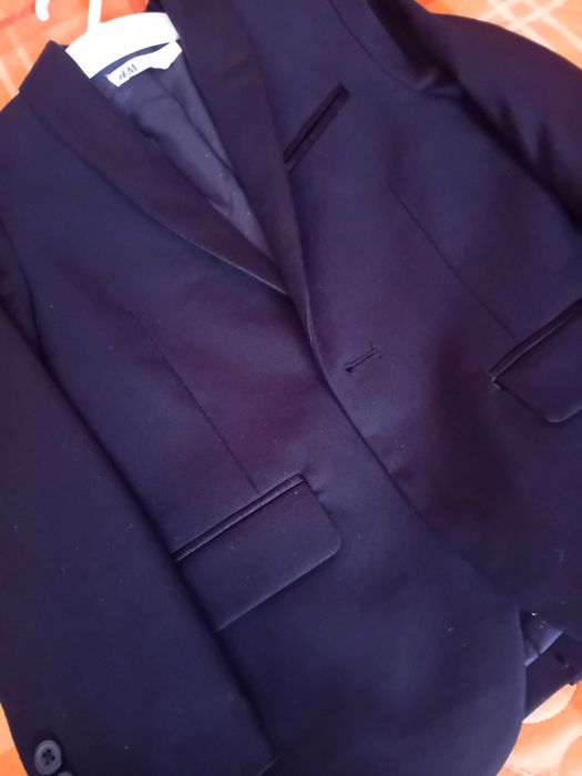 Детско черно сако марка H/M за момче и елек към него.