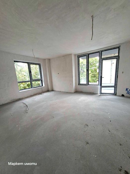 Три стаи с бокс, Езикова гимназия