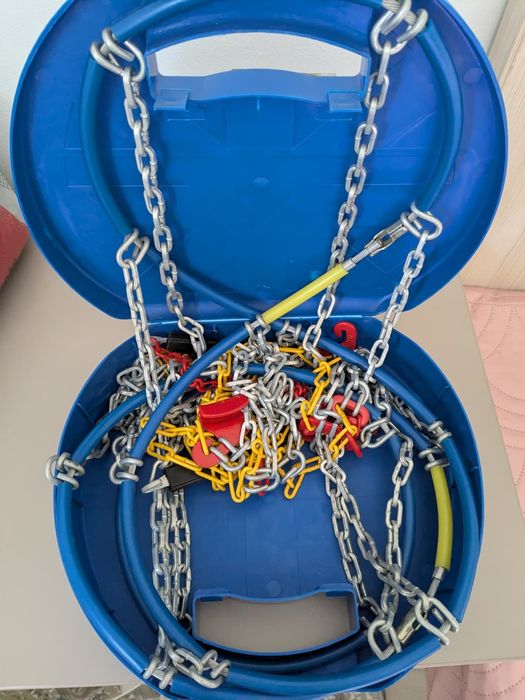 Vand lanturi de iarna, pentru autoturisme berline.