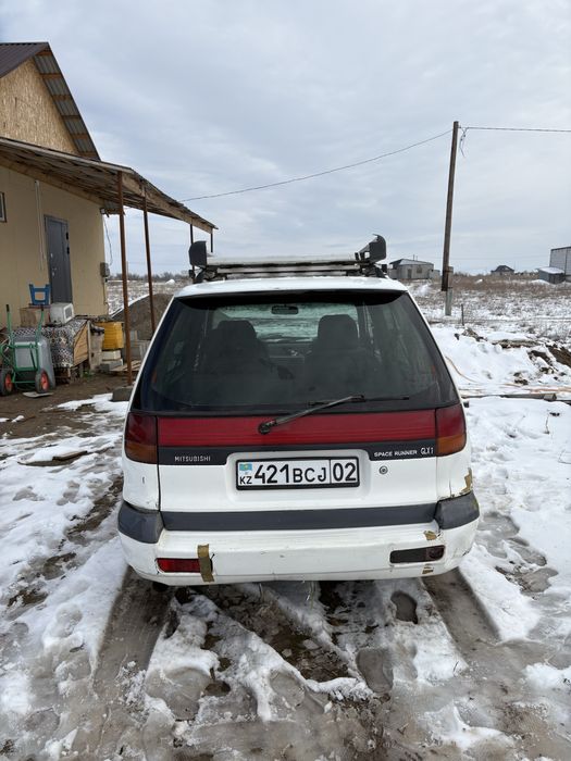Митсубиси спейс раннер