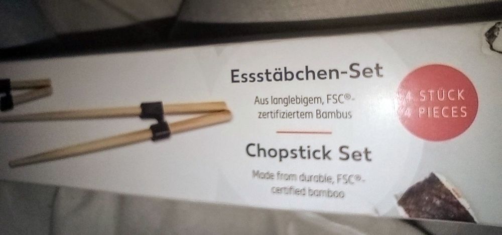Chopstick Set sigilat nou nefolosit, un set are 4 perechi betisoare pentru mancat / chopsticks din bambus și 4 elemente ajutatoare pentru incepatori