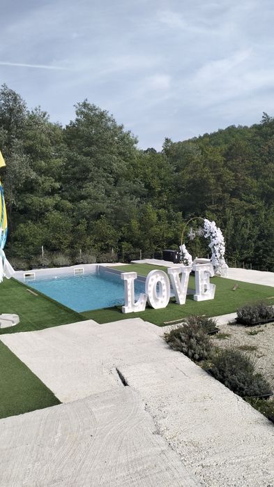 Arcade, aranjamente, decor tradiții, manechini și litere luminoase