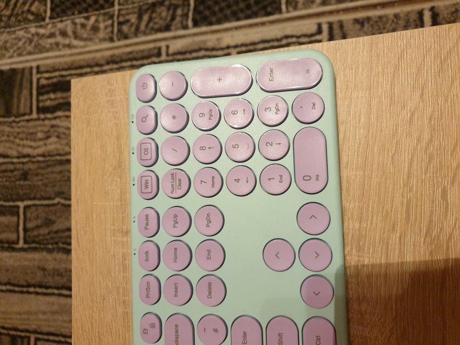 Tastatura superba, culori delicioase în stil retro cu mouse inclus
