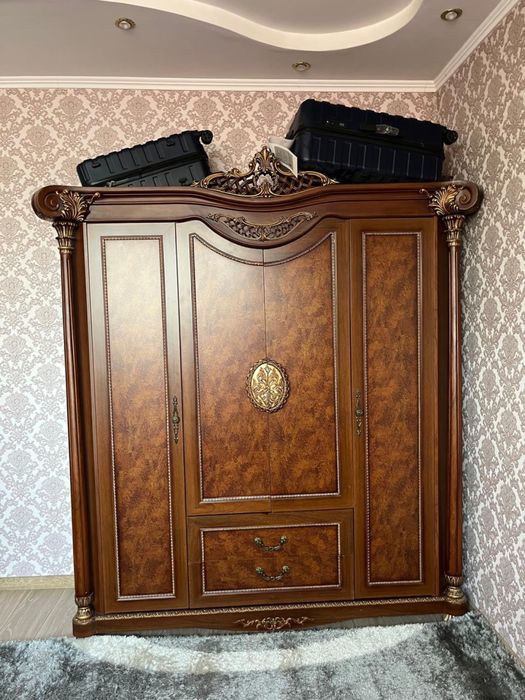 Шкаф трехстварчетый