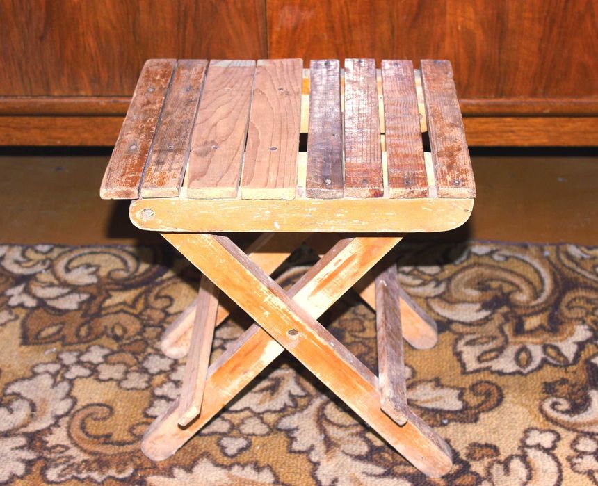 Деревянный раскладной стульчик