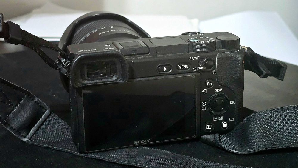 Camera Sony A6400 (+ obiective Sony 18-135mm, Sigma 56mm 1.4 + inele macro cu autofocus, 4 baterii, alte accesorii)