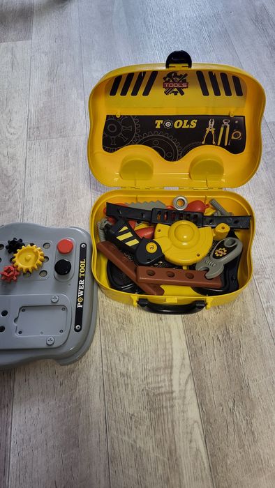 Продам игрушечный чемоданчик с инструментами