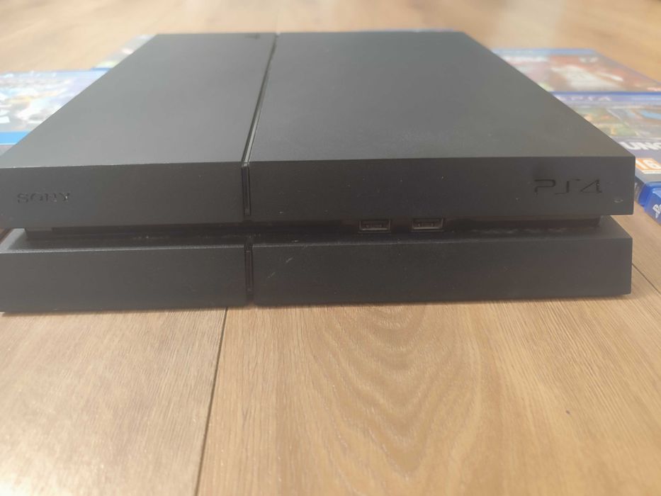 PlayStation4 CUH‑1216A 500GB+ 2 джойстика + 8 игри – Отлично състояние