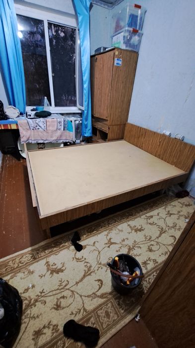 Кровать,тумба для белья и две тумбочки