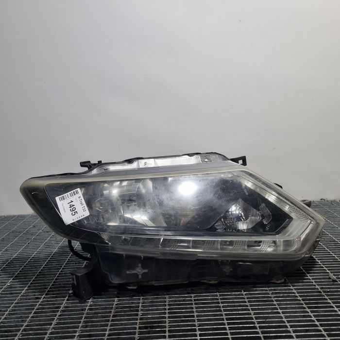 Far Dreapta Nissan X - Trail T32 2014 - 2017 SUV 4 Usi (1495) Fara xenon Garantie