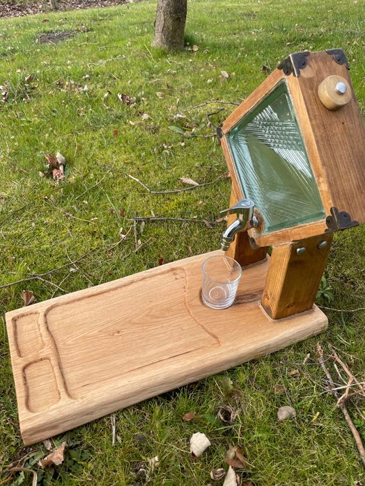 Диспенсър за алкохол с поднос за мезета