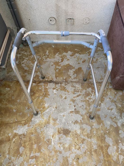 Cadru de mers pliabil+ carje