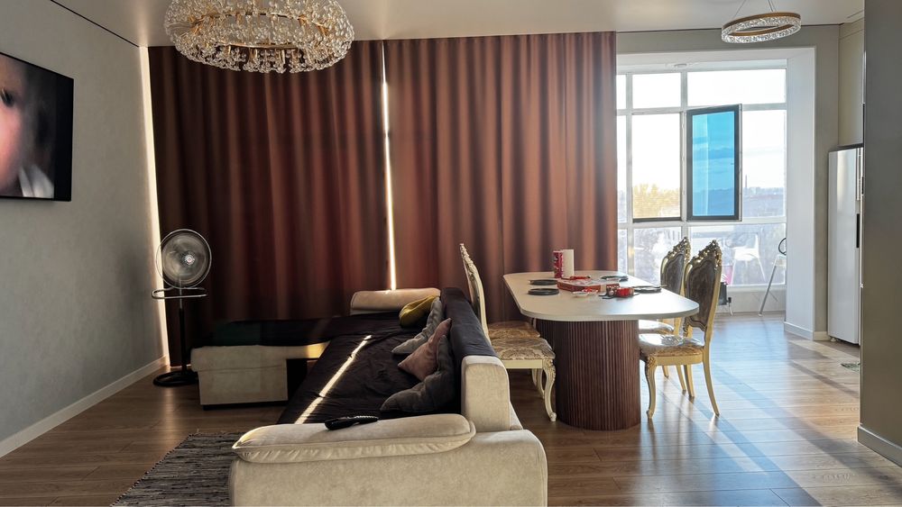 Большой обеденный  стол