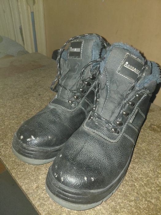 Рабочие ботинки с железным концом