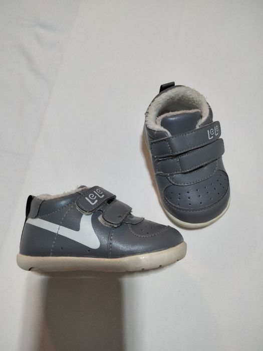 Продам утеплённые кросовки