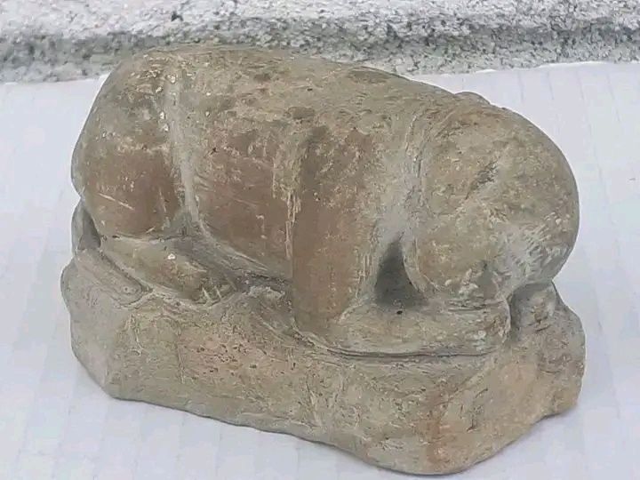 Figurină sculptată în piatră.