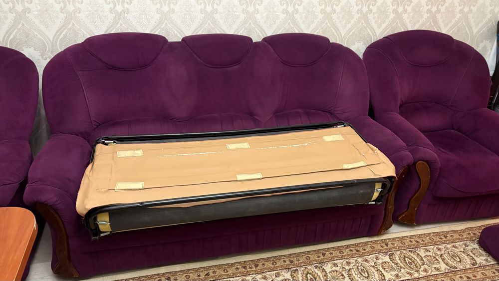 Продается диван вместе с 2 креслами.