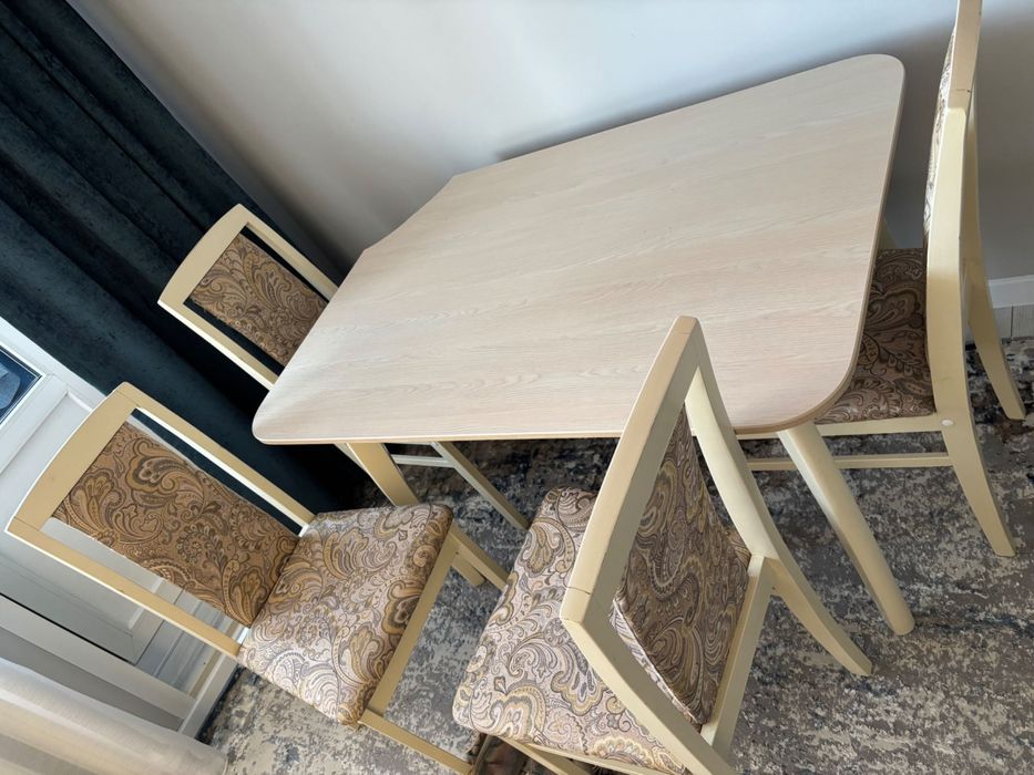 Кухонный стол, стулья