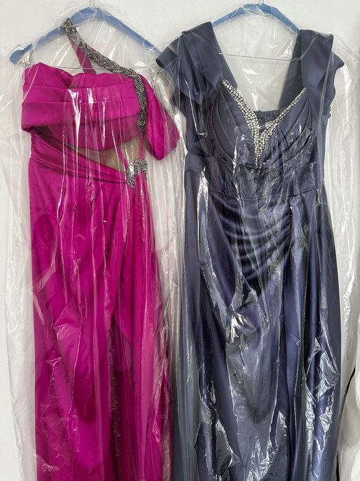 Елегантна дълга цикламена рокля със цепка