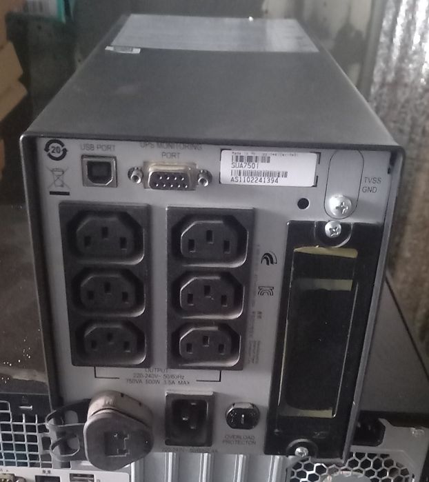 APC Smart-UPS 750 ВА с последовательным и USB-портами, 230 В