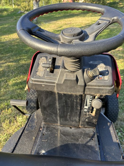Vand tractoras de tuns iarba