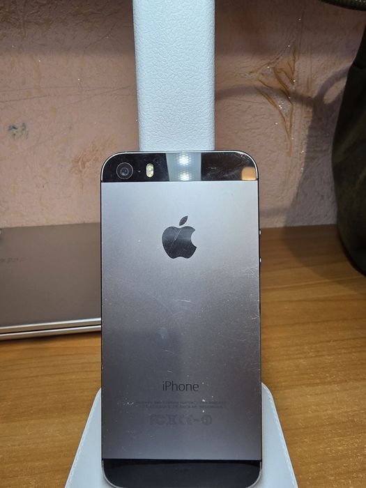 Продам айфон 5s  экран разбитый