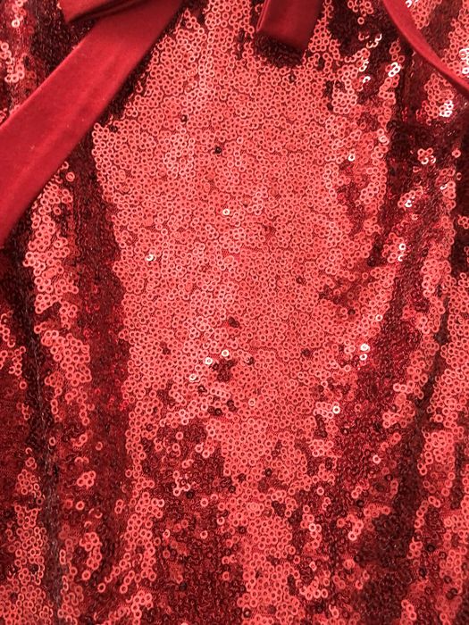 Нежна рокля с обръщащи се пайети.