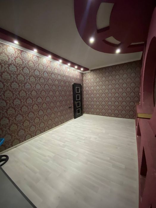 Дом уютный с участком фруктовыми деревьями.