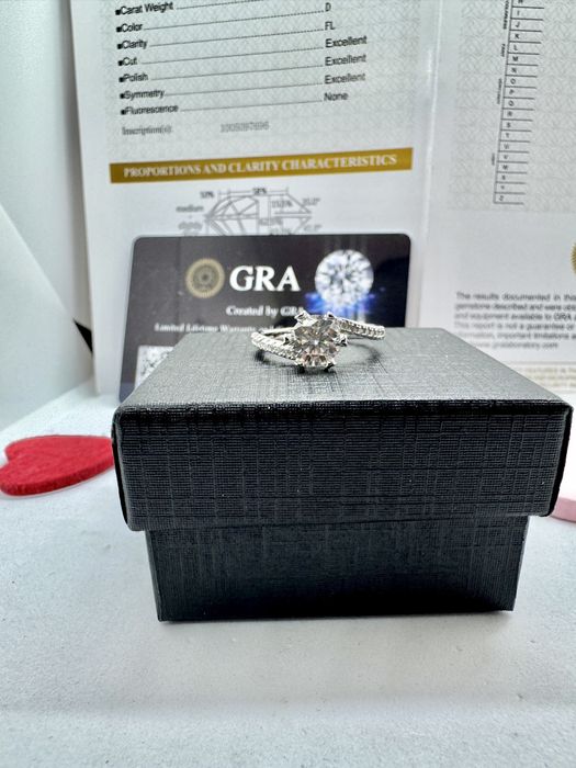 Сребърен пръстен с мойсанит (диамант) 1 катат