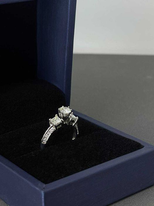 Золотое кольцо с бриллиантом