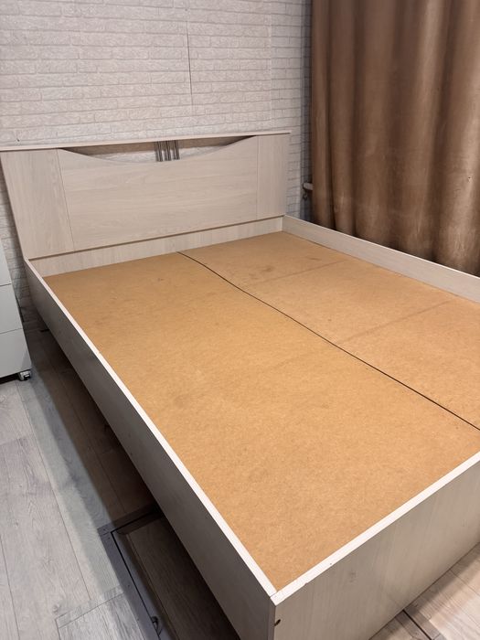 пподам двухспальную кровать