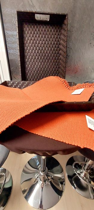 Fețe rotunde elastice pentru masă, tăvi ratan și șervete