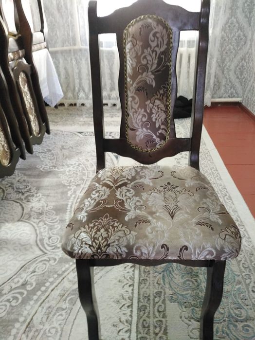 Овальный стол и стулья