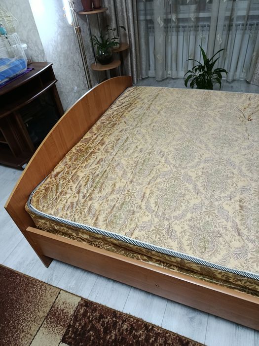 Отдам 2-х спальную кровать