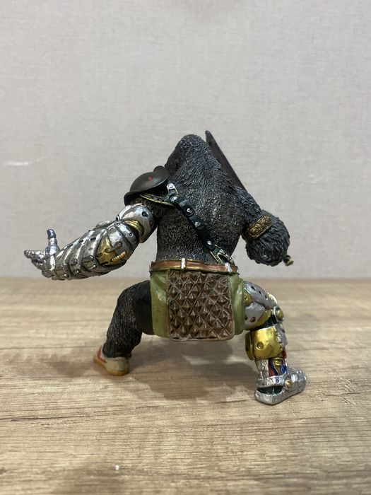 фигрука  горрилы и быка с оружиями