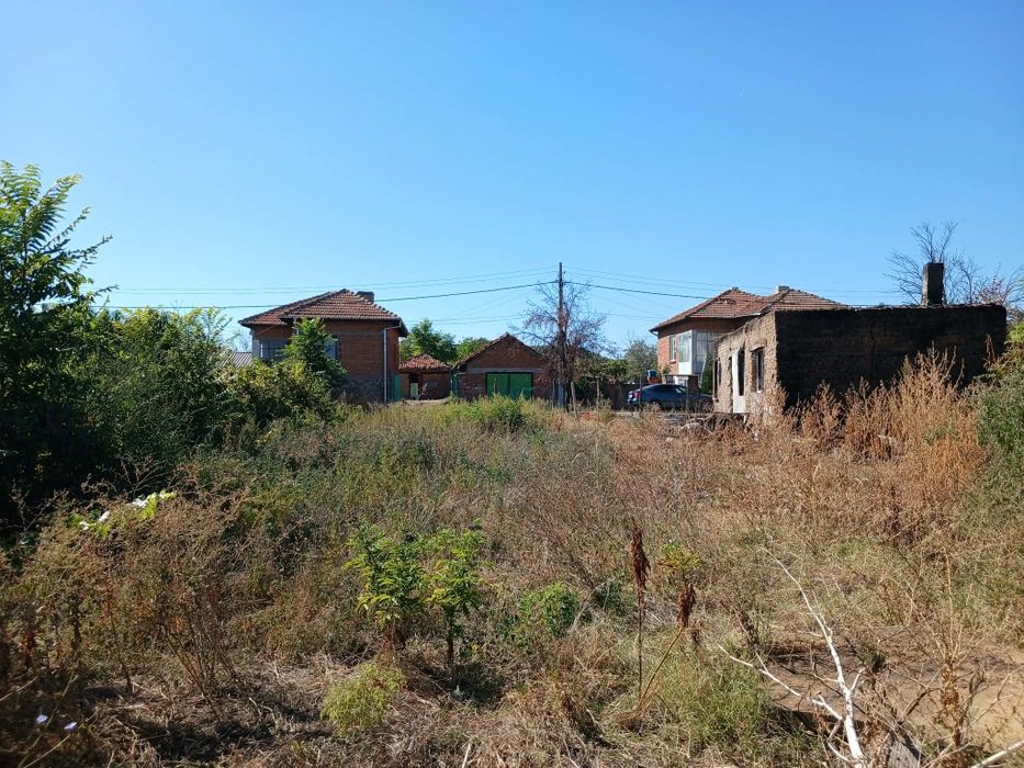 Продавам двор 1000 кв.м с ток и вода в с. Бисер