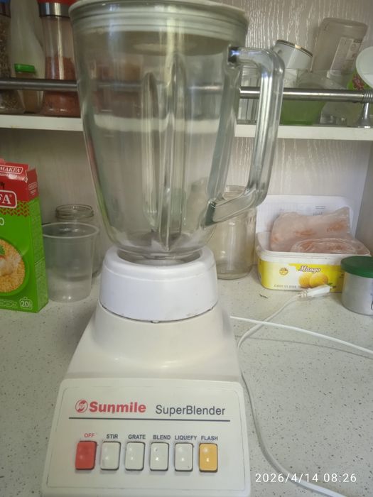 Блендер в рабочем состоянии, делает мякоть, дробит,