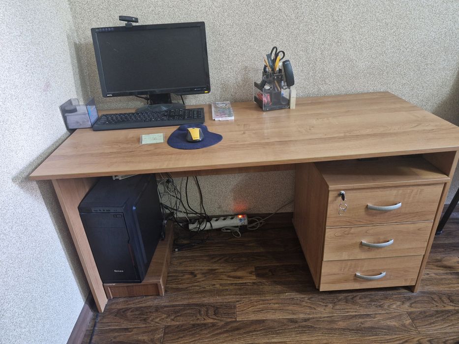 Продам стол письменный