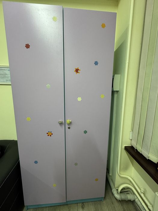 Продаю срочно . Шкафы. Столы