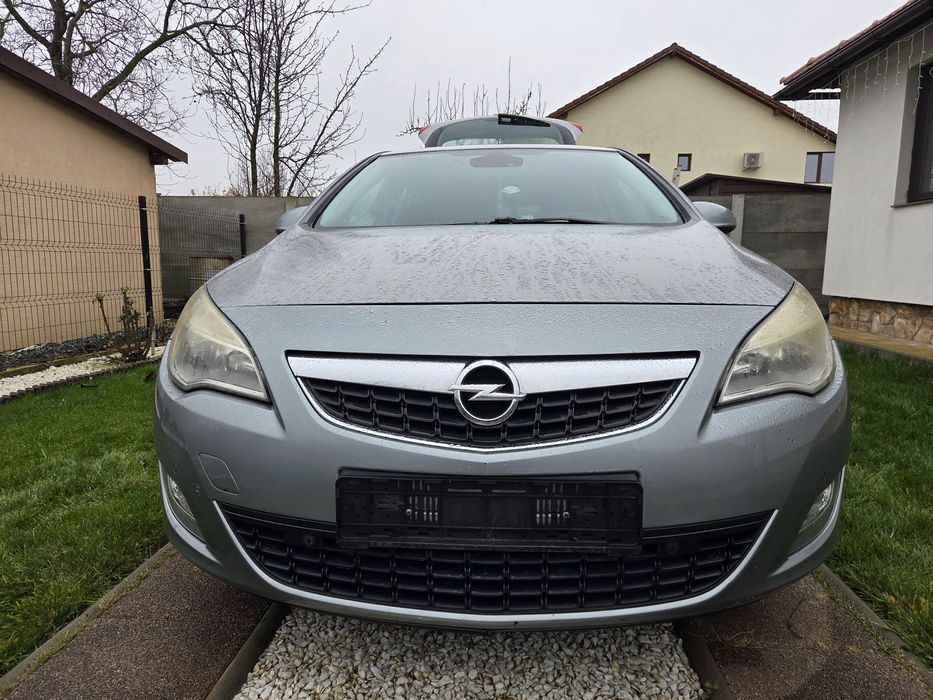 Vând Opel Astra J