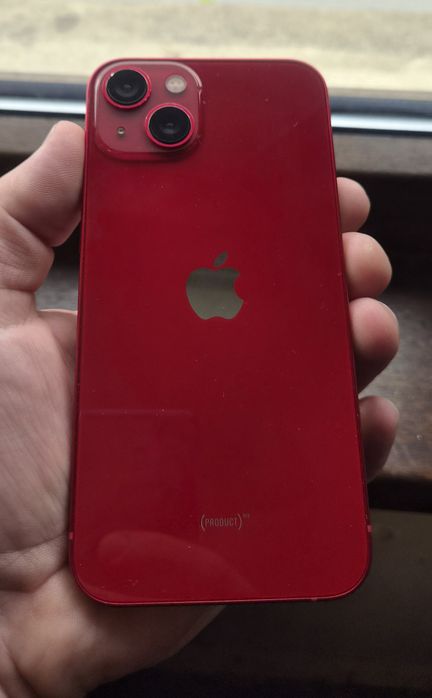 iPhone 13  заключен на части