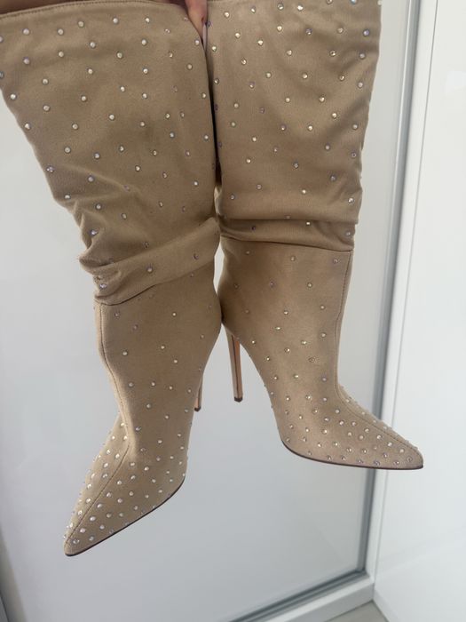 Велурени бежови боти с камъни