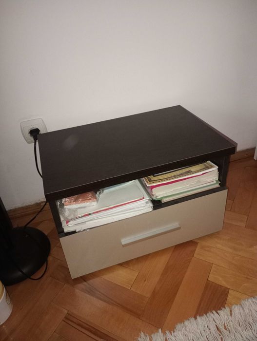 Vând comoda și noptiera argintii