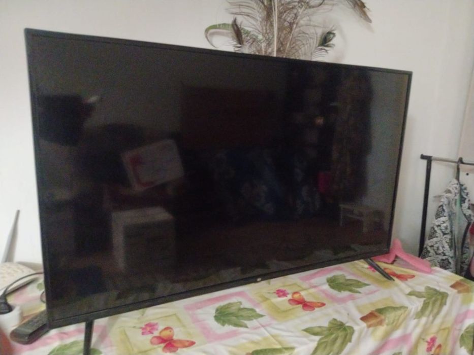 Продам MI TV, швейную машину и оверлог