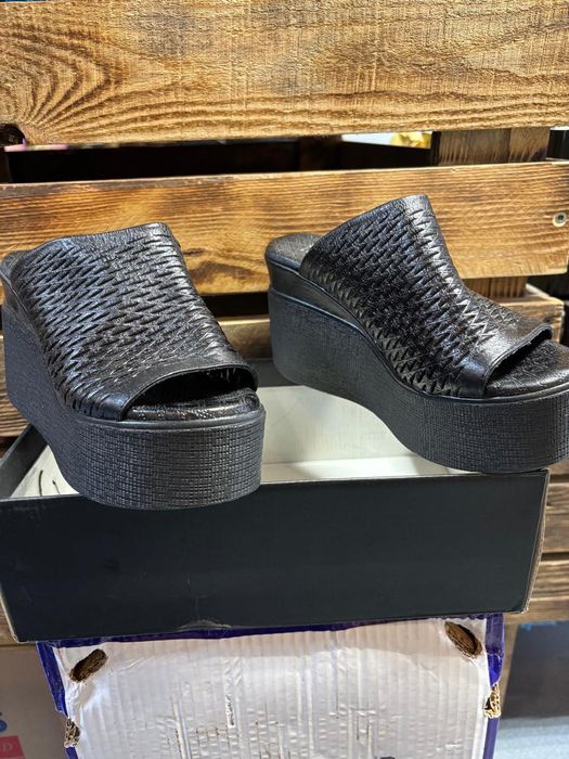 Шлепанцы на платформе!