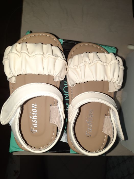 Детские обувь на девочку размеры 21, 22, 30 и чешки размер 21