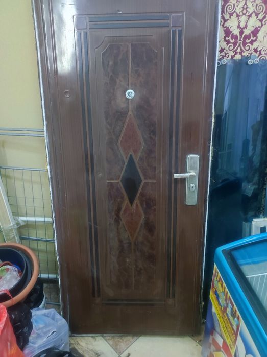 Дверь с косяком железная с замком