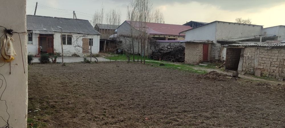 Hovli sotiladi 8,5 sotix zudlik bilan sotiladi faqat naxtga