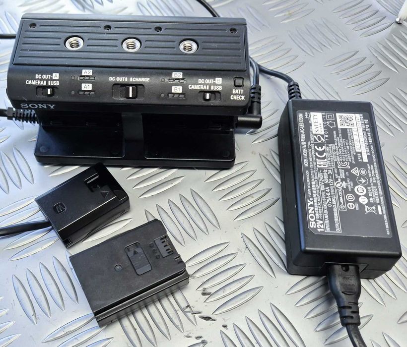 Адапторен комплект Sony NPA-MQZ1K за няколко батерии NP-FZ100 , NP-FW50