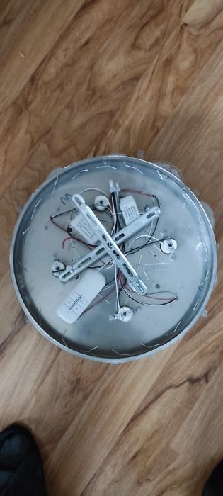 Продам потолочную люстру